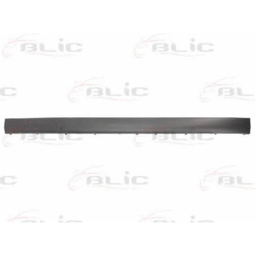 Накладка бампера заднього (середн, чорн) VW PASSAT седан 08.96-11.00-